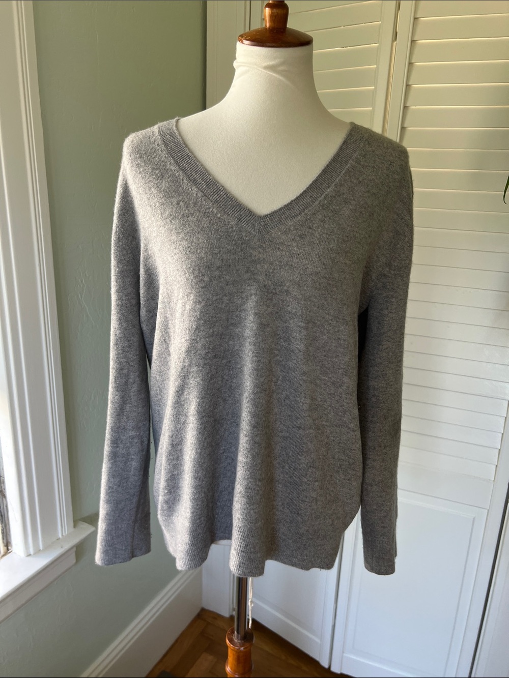 Vince Weekend V-Neck Cashmere Sweater